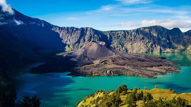 Menjelajahi Keindahan Alam Rinjani: Pendakian yang Menantang